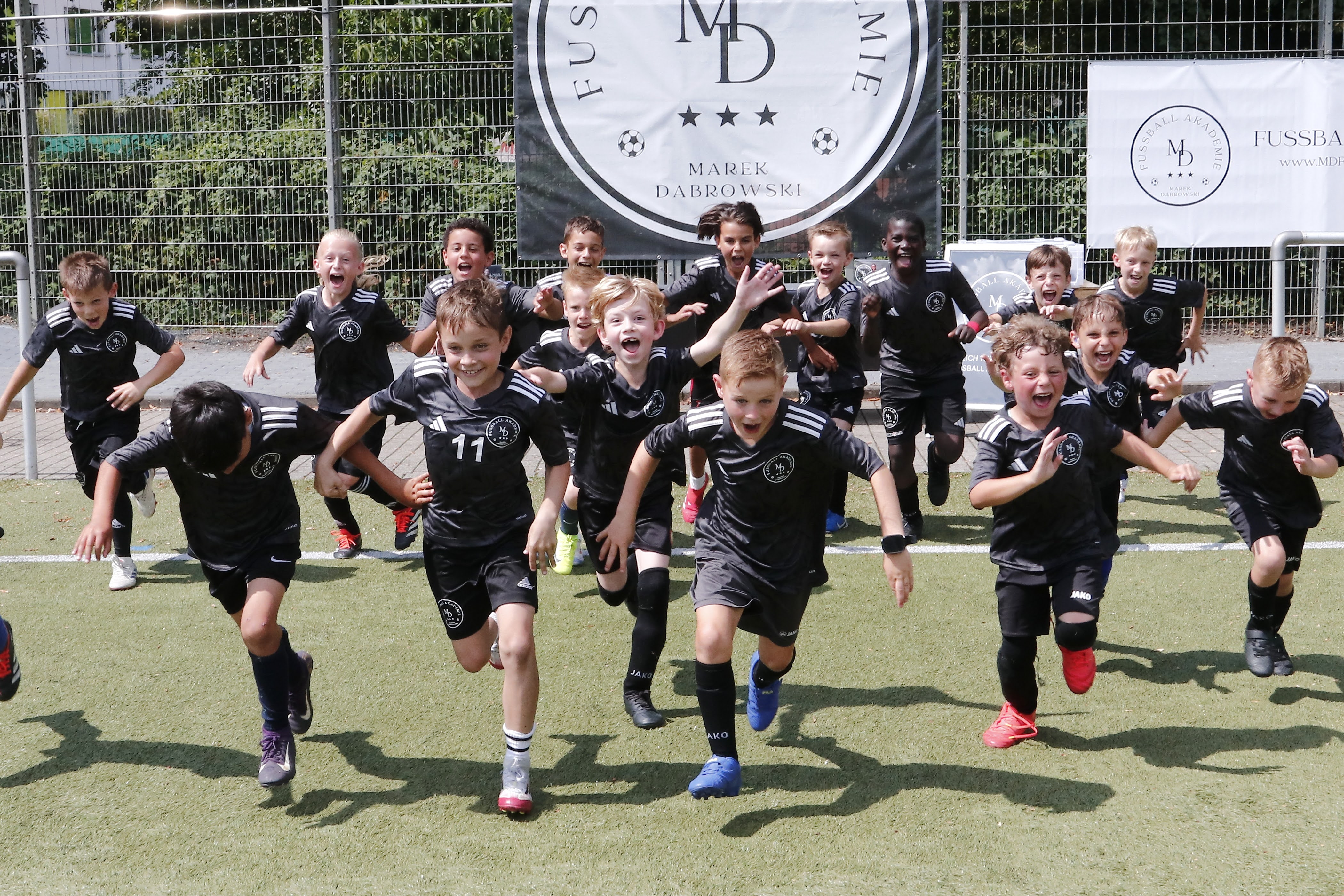 MD Fussball Akademie – Jugendliche beim Training auf dem Platz